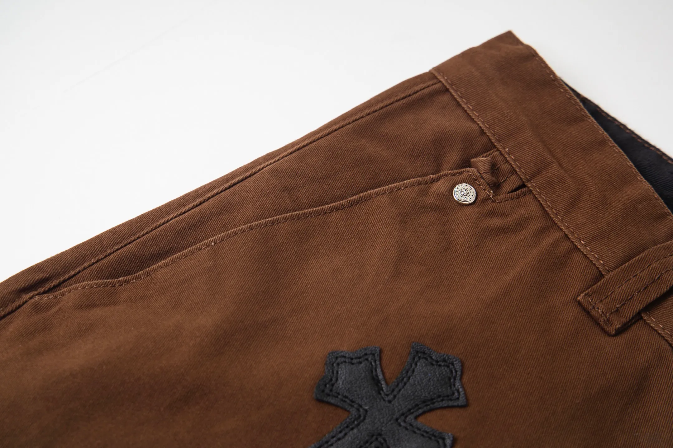 P260 Chrome Hearts | Chrome Hearts Brown Casual Cross Patched Leather Jeans - Full of exploring the ultimate in fashion, Chrome Hearts' new Chrome Hearts pants cleverly integrate camouflage cross, camouflage cross and other elements to break traditional boundaries. Mattyboy's clever fusion of overalls and khaki jeans, the same style, brings endless matching inspiration to fashionistas! Whether it is daily wear or a trendy try, these pants can bring you an excellent fashion experience. Style number: 1754# Color: casual brown Size: 28 30 32 34
